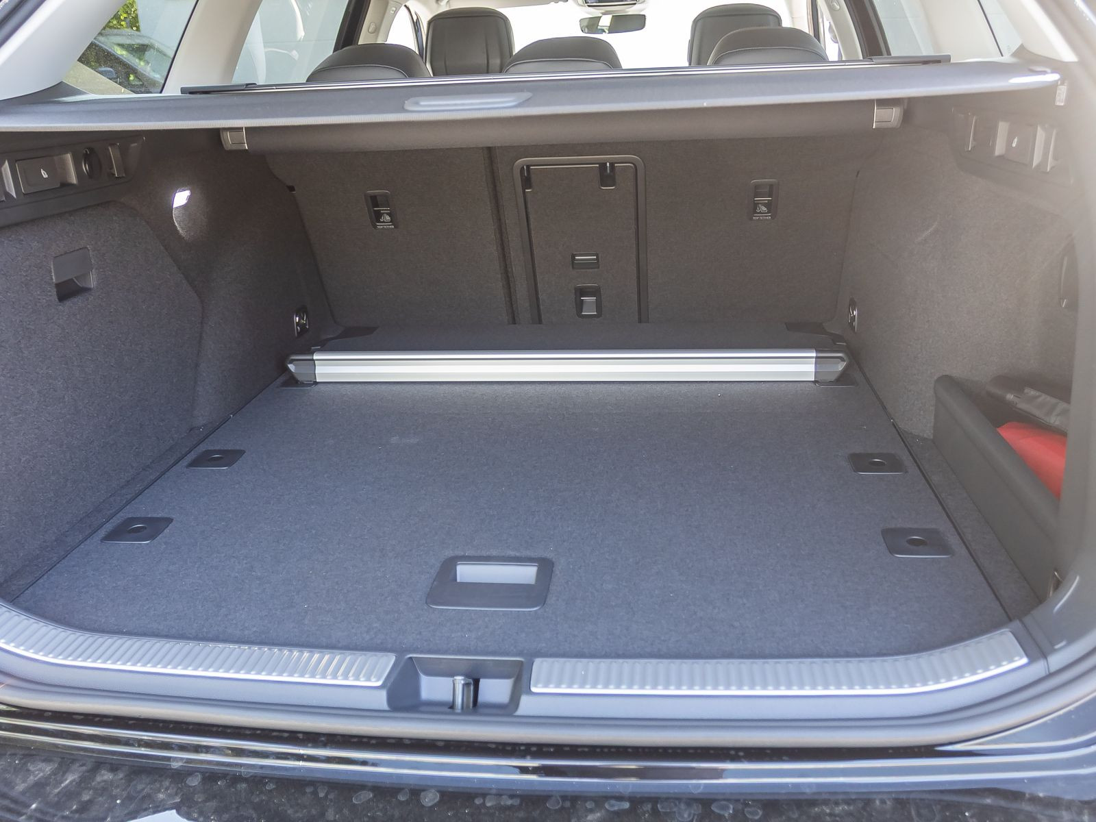 Volkswagen Passat 2.0 TDI DSG Business, LED-Matrix, Navi, DCC, Area View inkl. Rückfahrkamera
