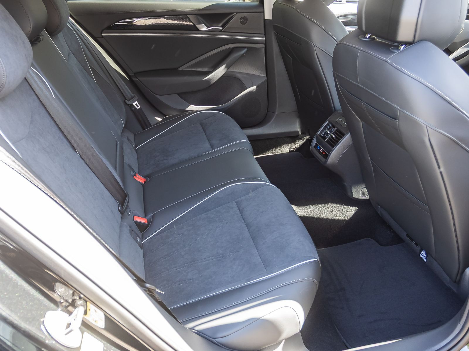 Volkswagen Passat 2.0 TDI DSG Business, LED-Matrix, Navi, DCC, Area View inkl. Rückfahrkamera