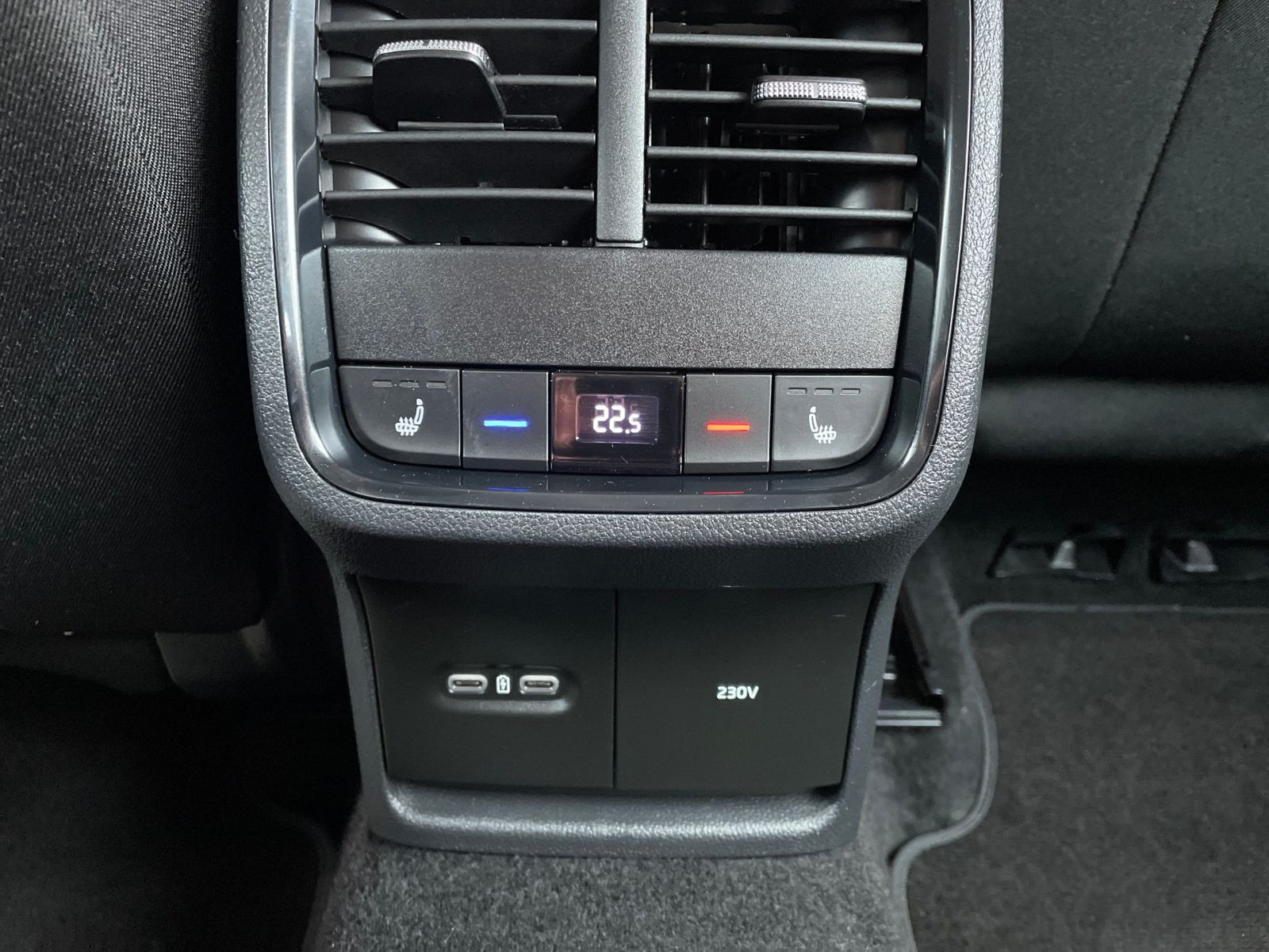 Skoda Octavia Combi 2.0 TDI Clever Navi LED GRA RFK AHK