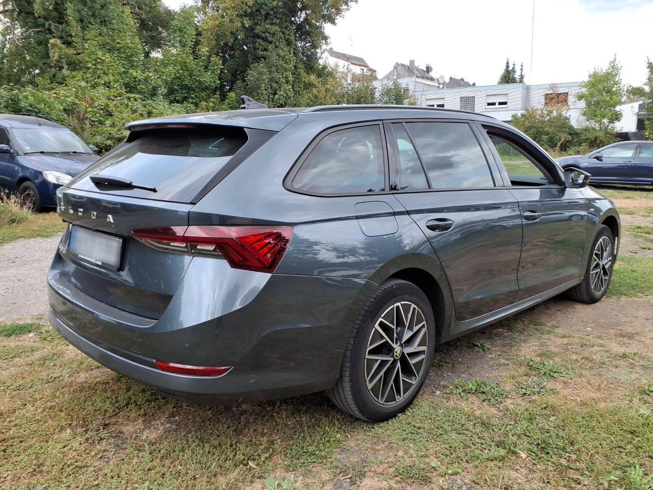 Skoda Octavia Combi 2.0 TDI Clever Navi LED GRA RFK AHK