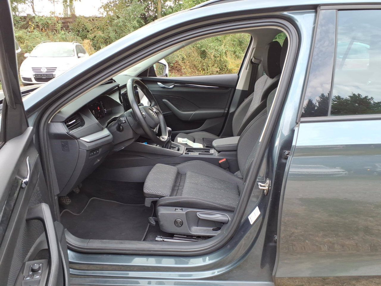 Skoda Octavia Combi 2.0 TDI Clever Navi LED GRA RFK AHK