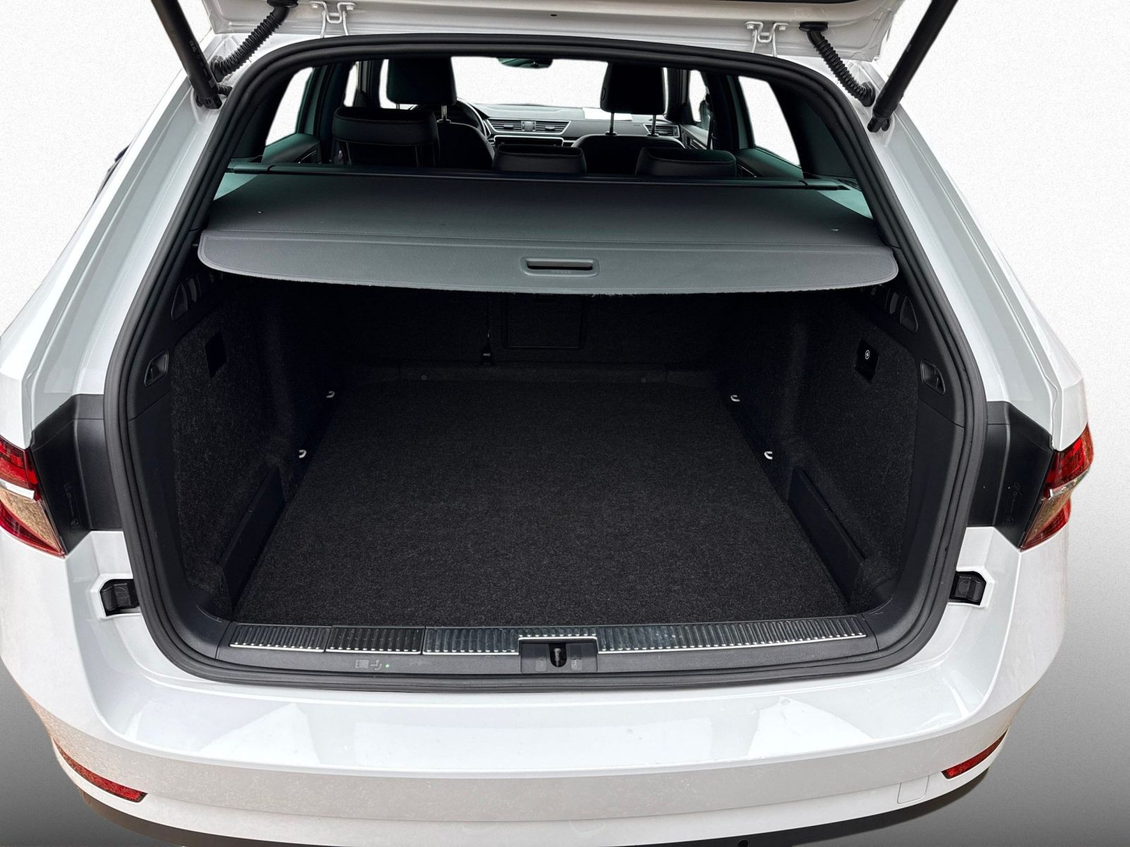 Skoda Superb Combi L&K 2.0 TDI DSG AHK ACC DCC LED