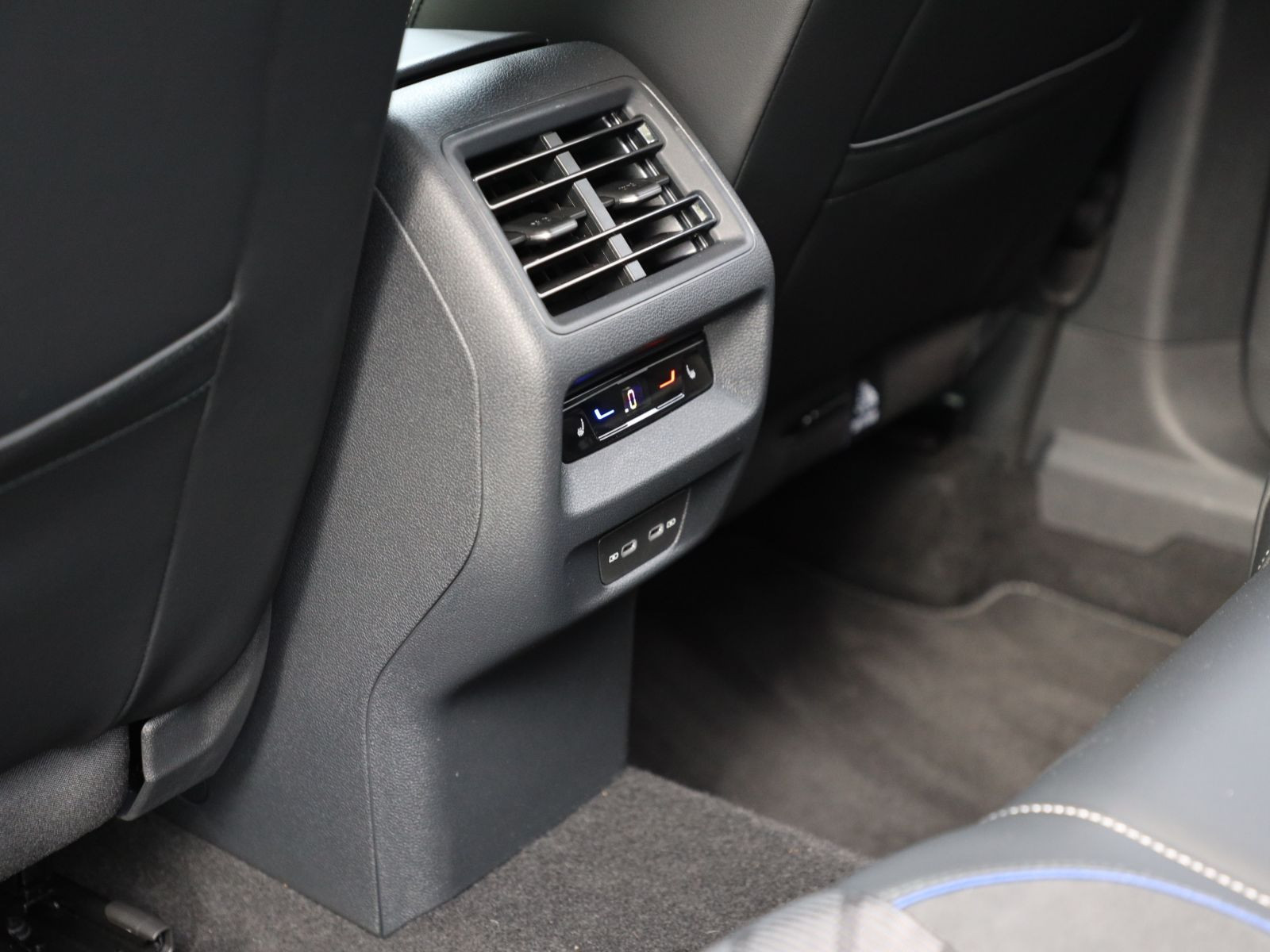 Volkswagen Tiguan 2.0 TDI DSG R-Line Black Style 4Motion, HD-Matrix-LED, Navi, Area View, Standheizung