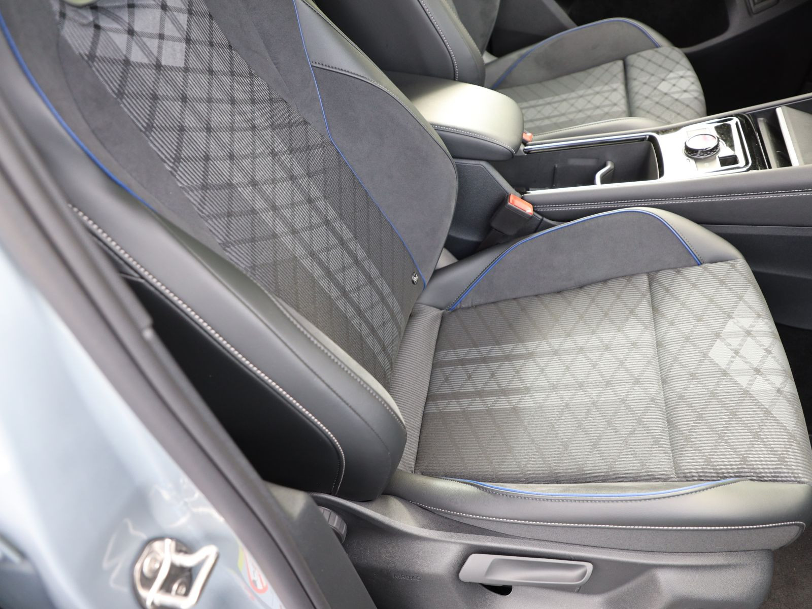 Volkswagen Tiguan 2.0 TDI DSG R-Line Black Style 4Motion, HD-Matrix-LED, Navi, Area View, Standheizung