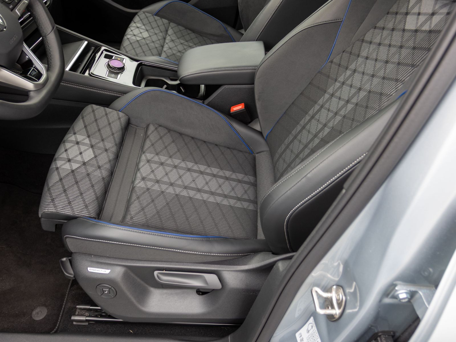 Volkswagen Tiguan 2.0 TDI DSG R-Line Black Style, Panoramadach, Standheizung, HD-LED-Matrix, Navi, Soundsystem