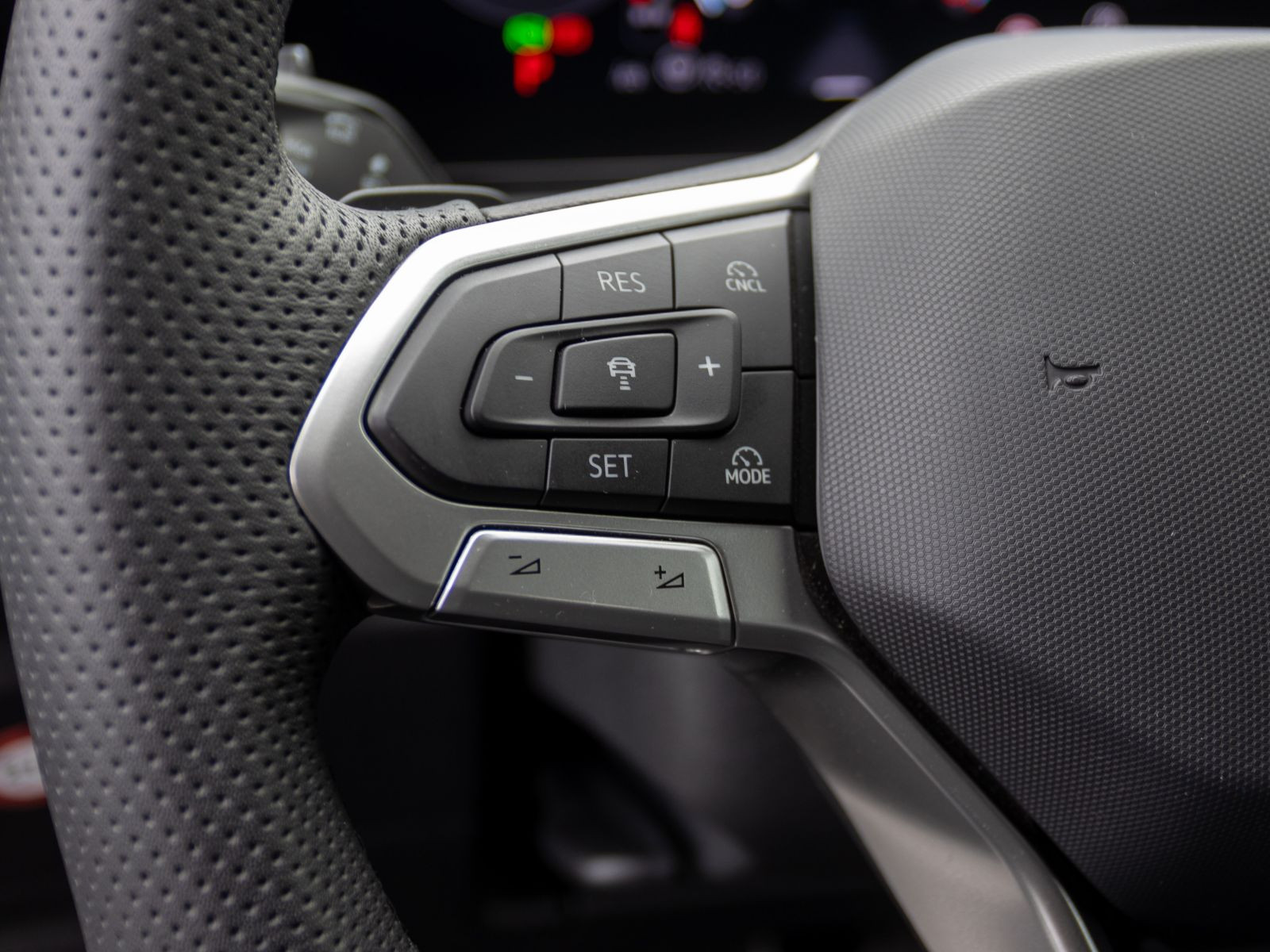 Volkswagen Tiguan 2.0 TDI DSG R-Line Black Style, Panoramadach, Standheizung, HD-LED-Matrix, Navi, Soundsystem