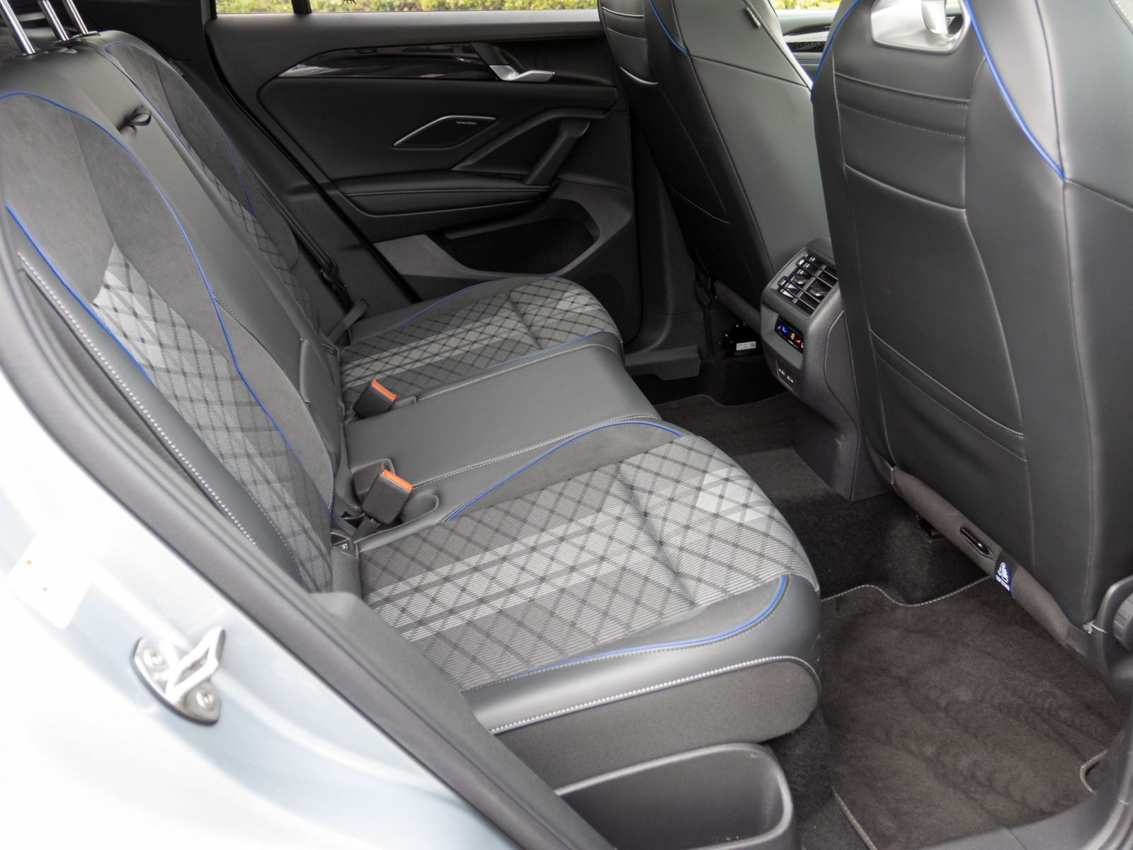 Volkswagen Tiguan 2.0 TDI DSG R-Line Black Style, Panoramadach, Standheizung, HD-LED-Matrix, Navi, Soundsystem