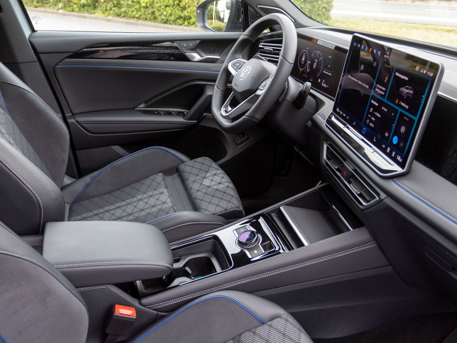 Volkswagen Tiguan 2.0 TDI DSG R-Line Black Style, Panoramadach, Standheizung, HD-LED-Matrix, Navi, Soundsystem