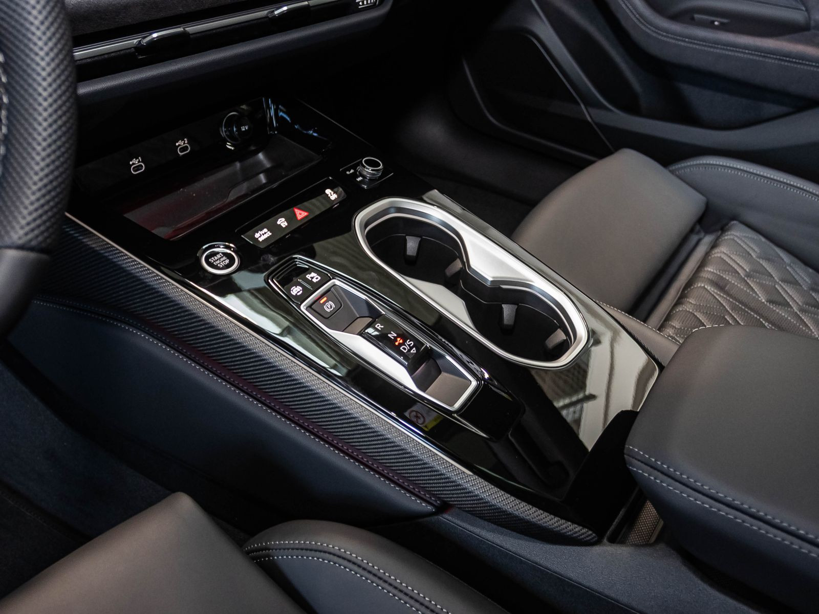 Audi A6 Avant e-hybrid 270kW  Tech-Pro Luftfahrwerk AHK Panorama MMI-Pro