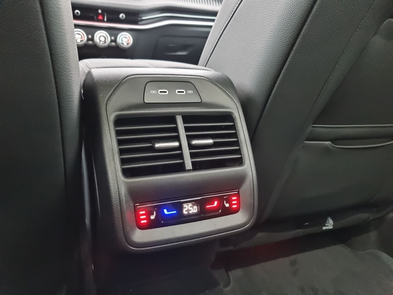 Skoda Superb Combi Sportline 2,0 TDI DSG Navi ACC LED AHK