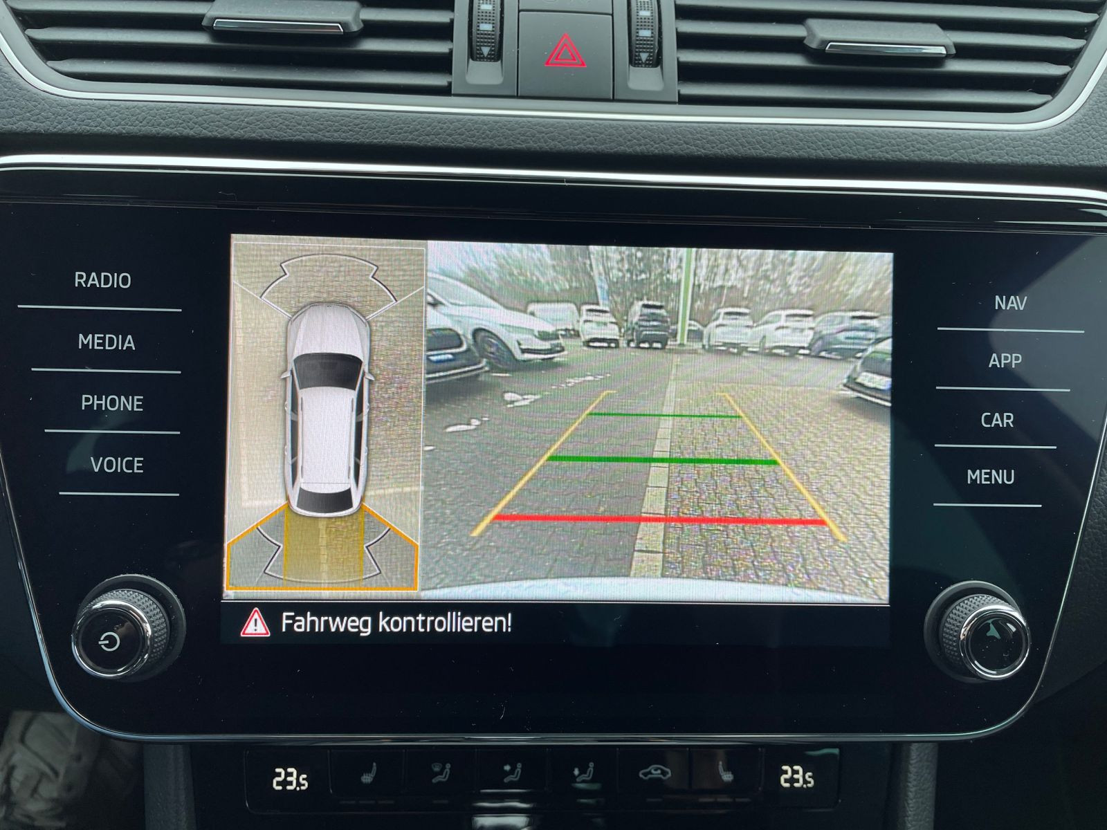 Skoda Superb Combi Style 2.0 TDI DSG Navi LED EPH AHK