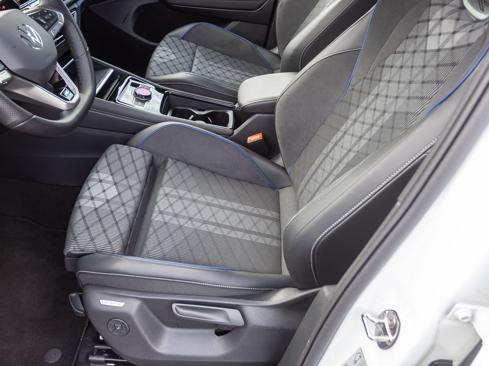 Volkswagen Tiguan 2.0TDI R-Line 4M DSG Navi LED Standhzg AHK