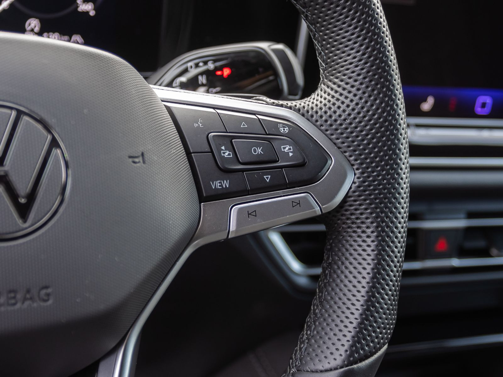 Volkswagen Tiguan 2.0TDI R-Line 4M DSG Navi LED Standhzg AHK