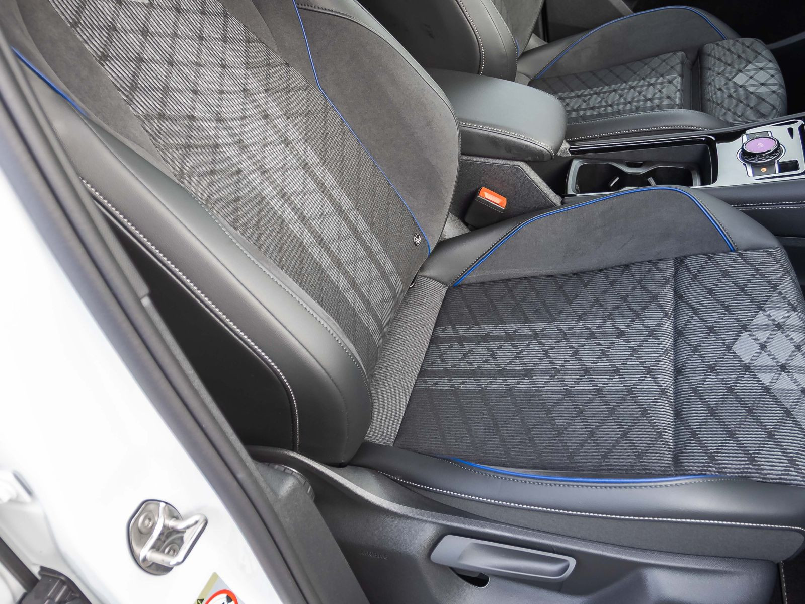 Volkswagen Tiguan 2.0TDI R-Line 4M DSG Navi LED Standhzg AHK
