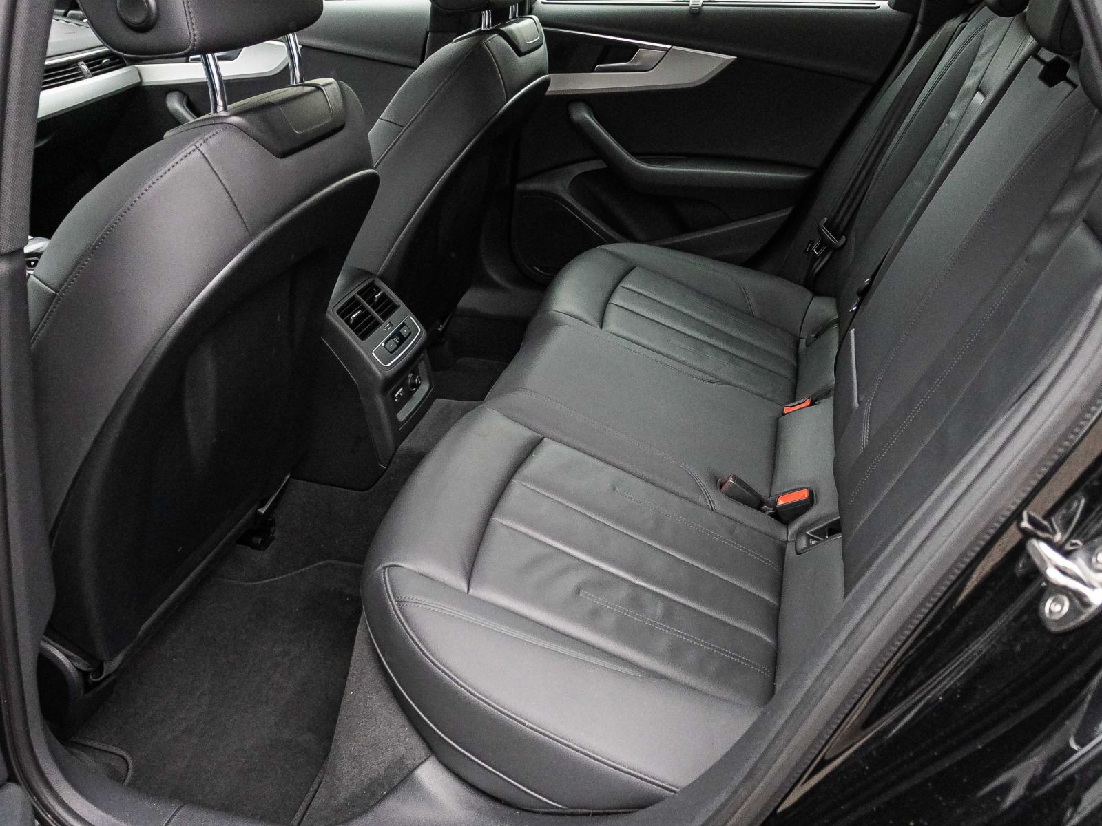 Audi A4 Avant Advanced 35TFSI Stronic Navi LED ACC AHK