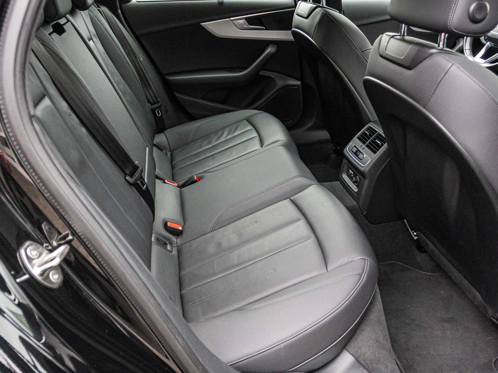 Audi A4 Avant Advanced 35TFSI Stronic Navi LED ACC AHK