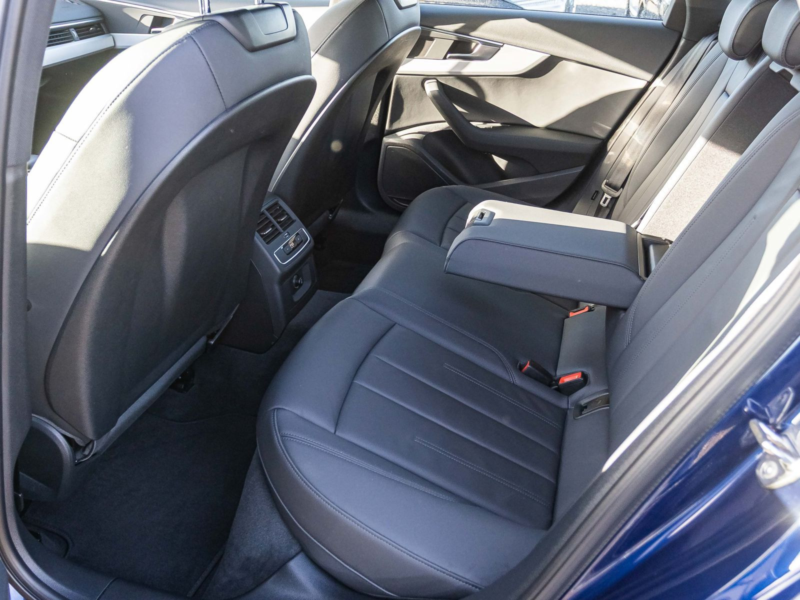 Audi A4 Avant S line 35TFSI Stronic Navi LED ACC AHK