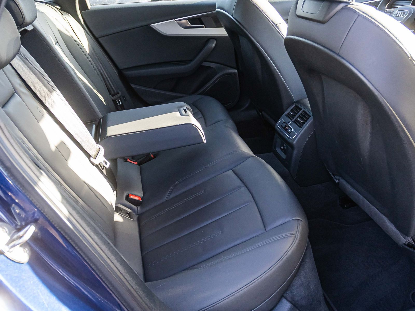 Audi A4 Avant S line 35TFSI Stronic Navi LED ACC AHK