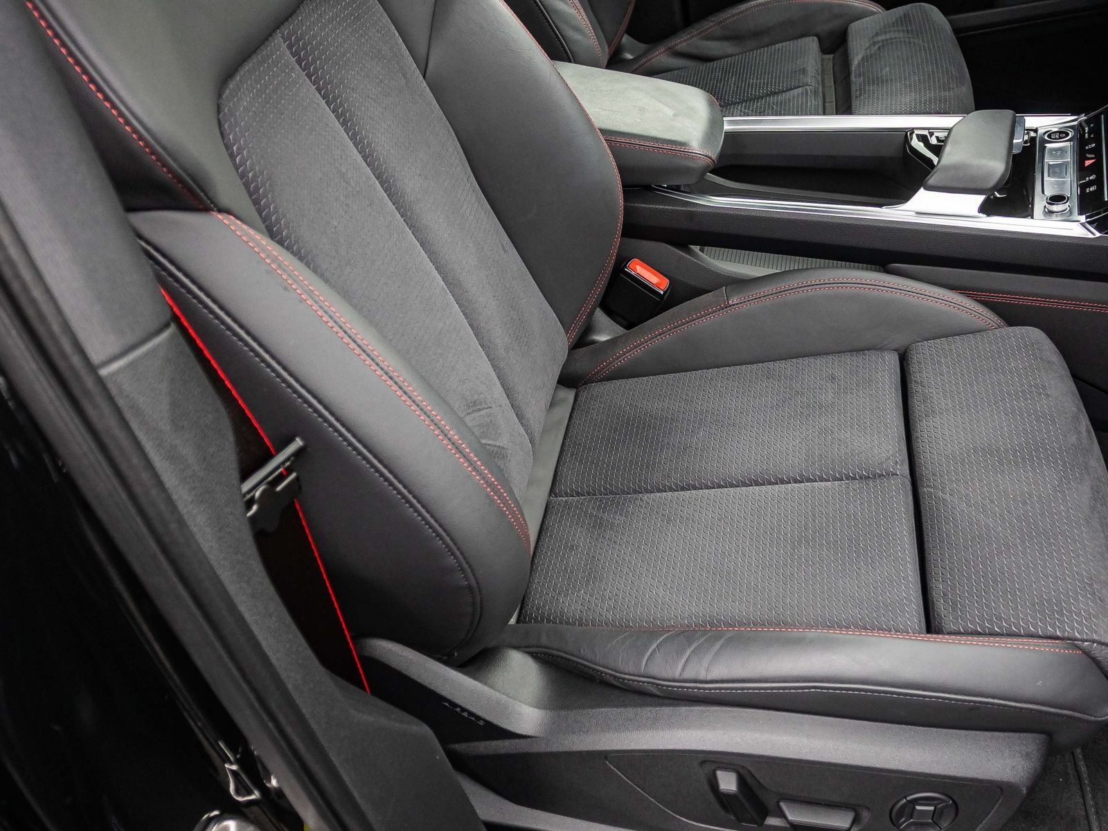 Audi Q8 e-tron S line 55 Navi LED HuD Panorama ACC