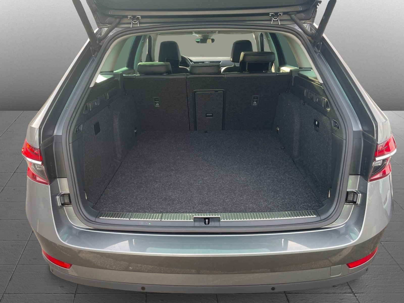 Skoda Superb Combi Style iV 1.4 TSI Navi LED AHK Standheizung