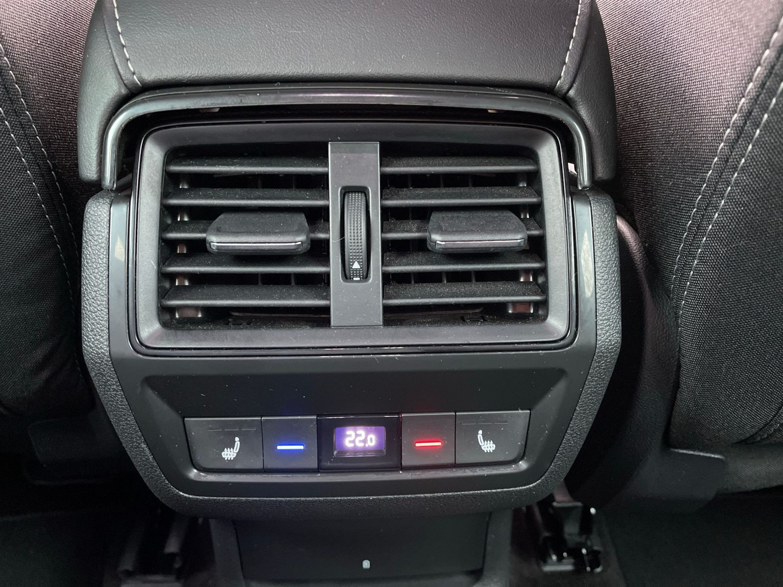 Skoda Karoq Sportline 2.0 TSI 4x4 DSG DCC Navi LED AHK