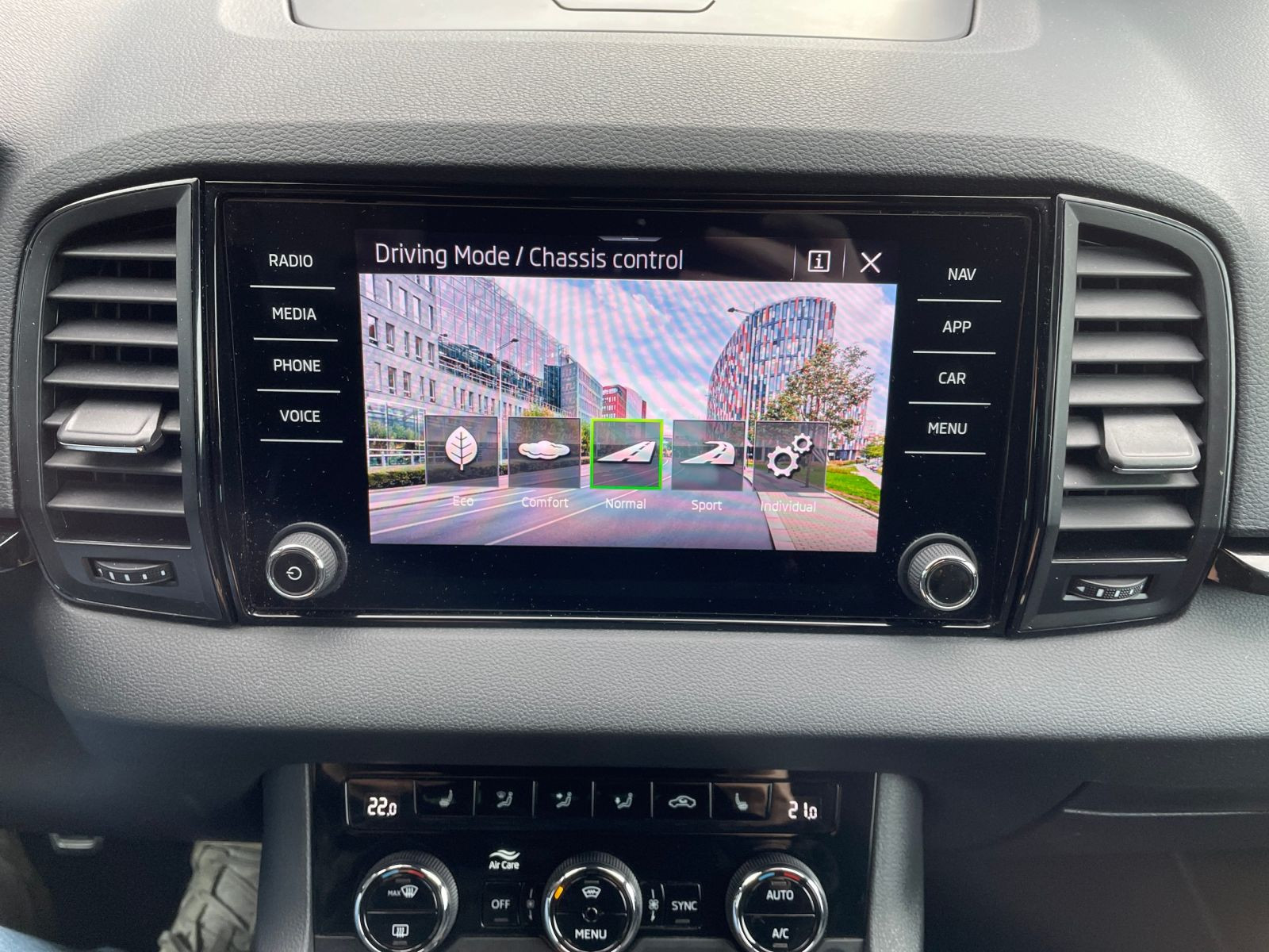 Skoda Karoq Sportline 2.0 TDI Virtual DCC Klima Navi AHK