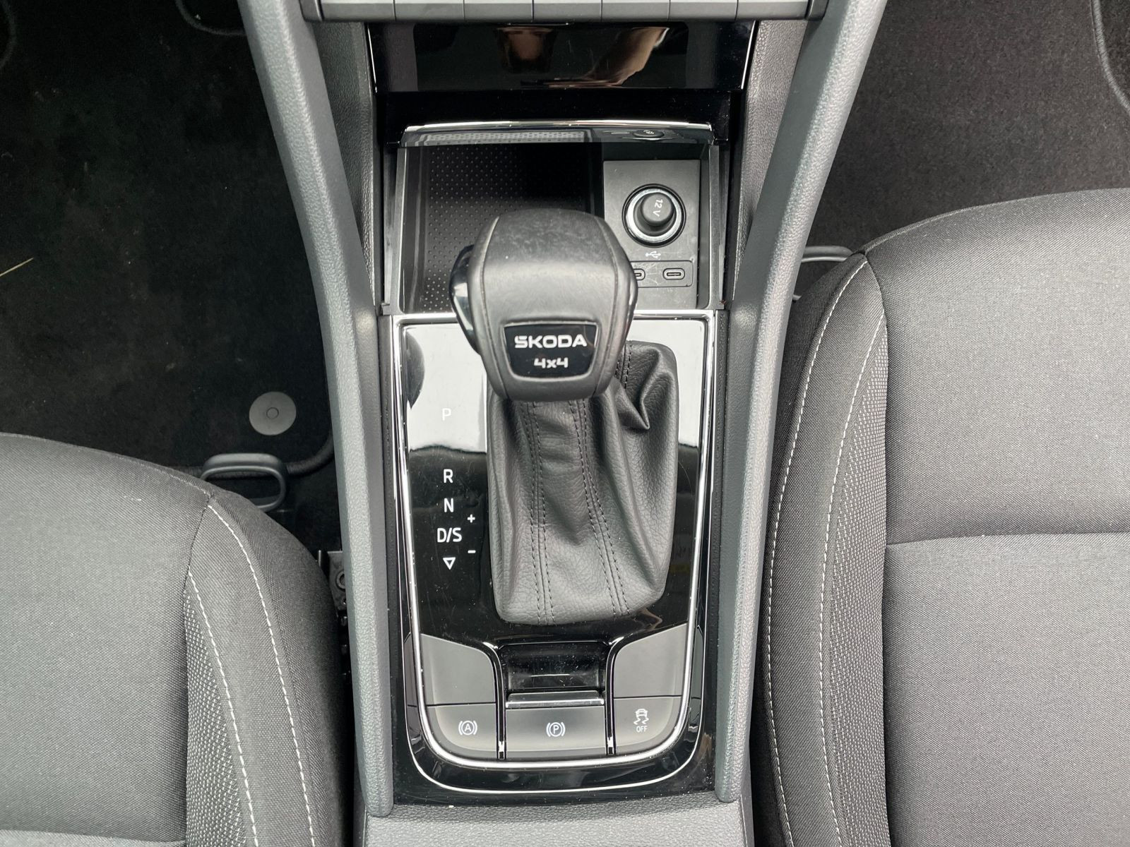 Skoda Karoq Drive 2.0 4x4 TDI DSG  LED AHK Carplay