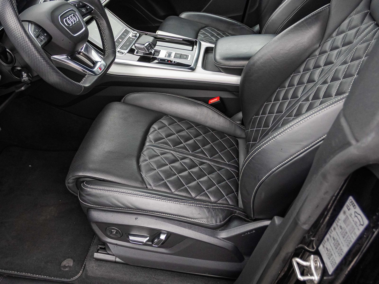 Audi Q8 S line 55TFSI e AHK Navi LED Standklima Luftfederung