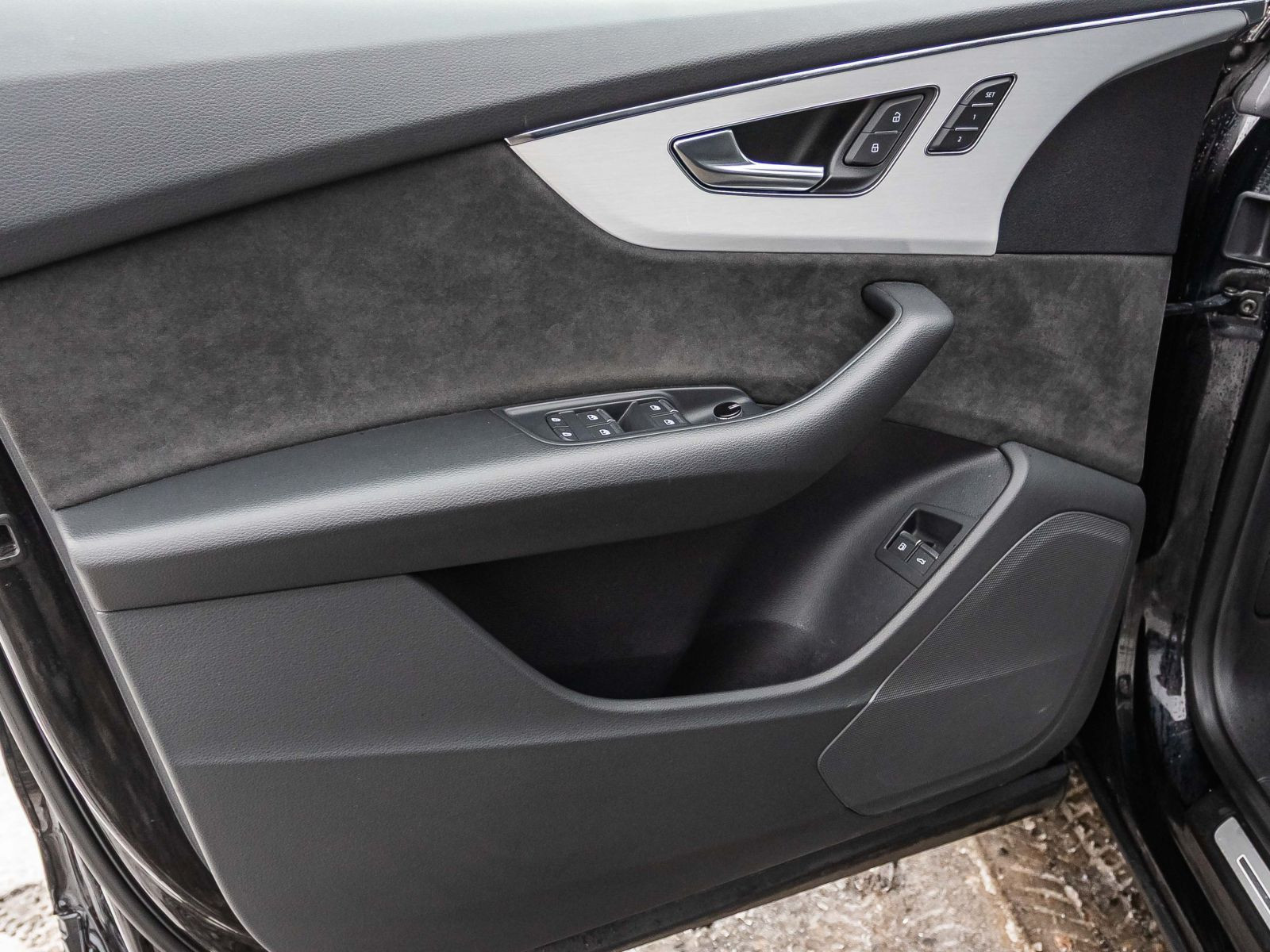 Audi Q8 S line 55TFSI e AHK Navi LED Standklima Luftfederung