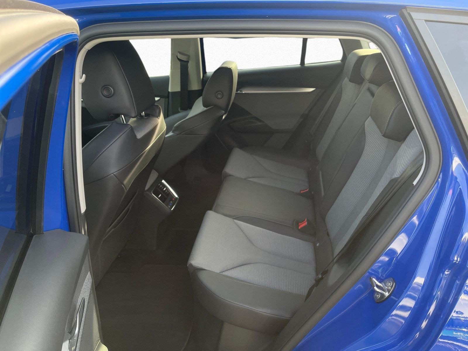 Skoda Enyaq 60 Loft 360° Kamera HuD Navi Car Play LED