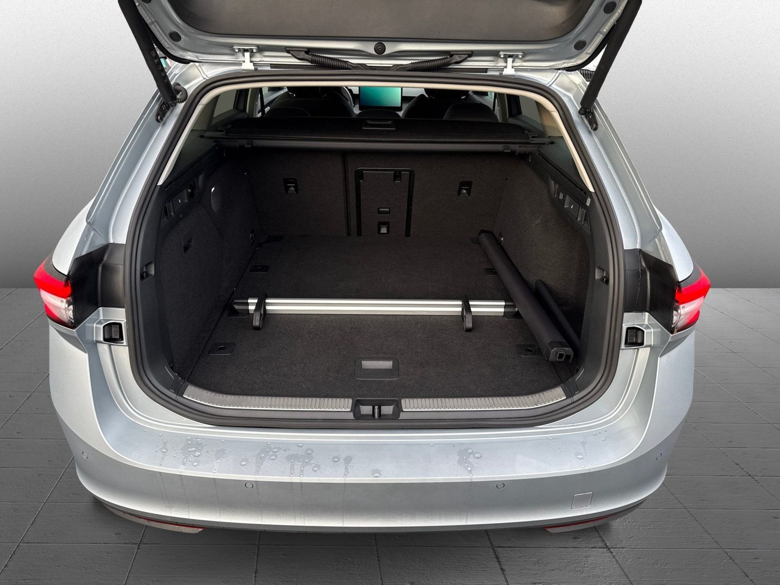 Skoda Superb Combi Selection 2.0TDI DSG Navi LED HuD AHK