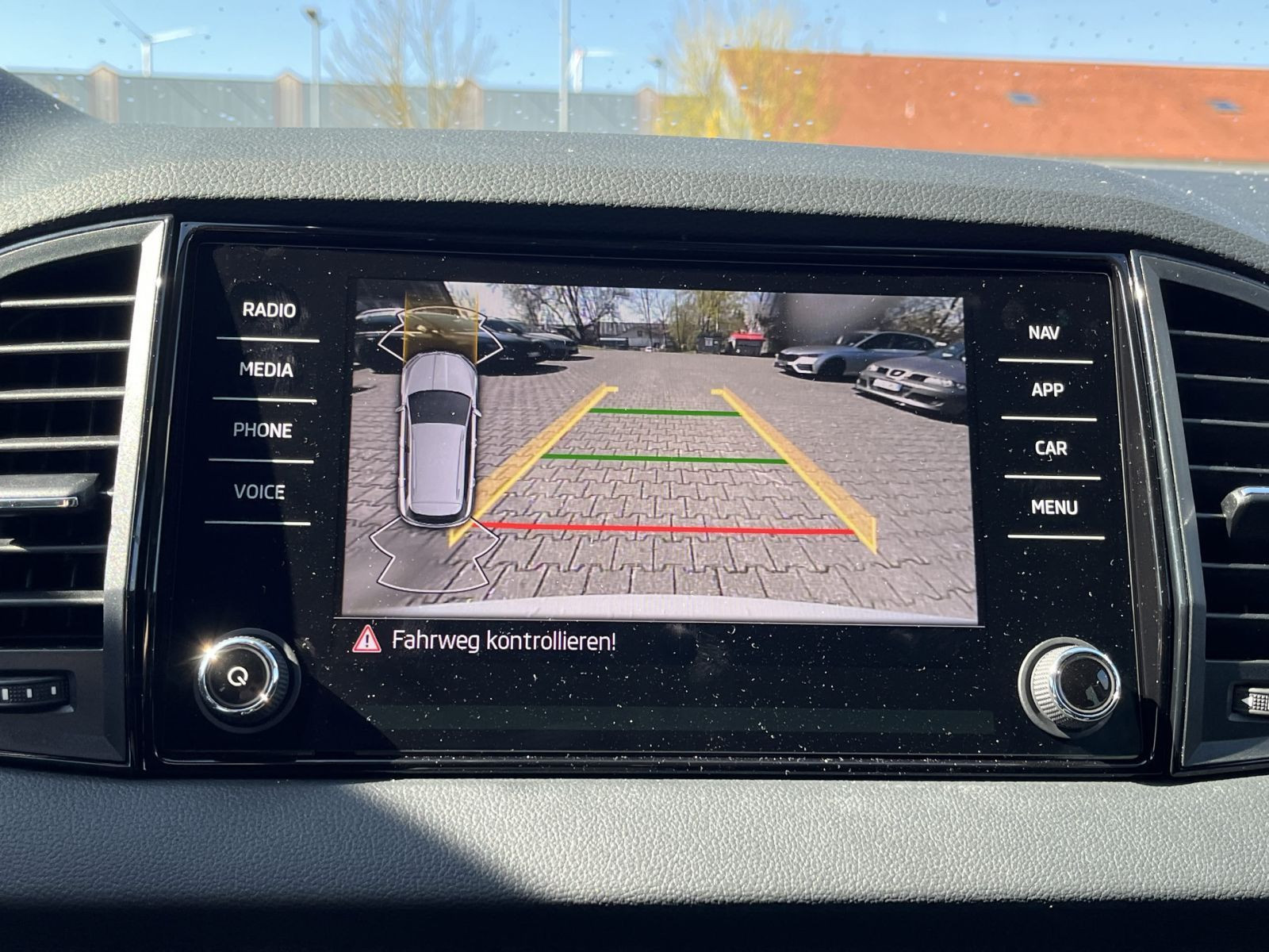 Skoda Karoq Tour 1,0 TSI 85 kW AHK LED KESSY Lane Assist