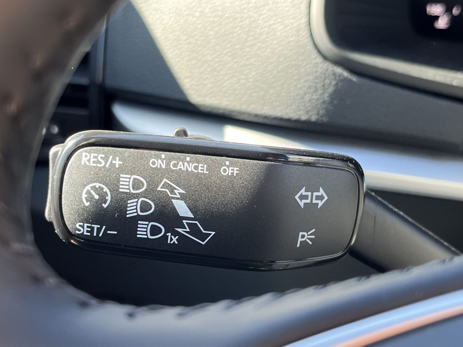 Skoda Karoq Tour 1,0 TSI 85 kW AHK LED KESSY Lane Assist