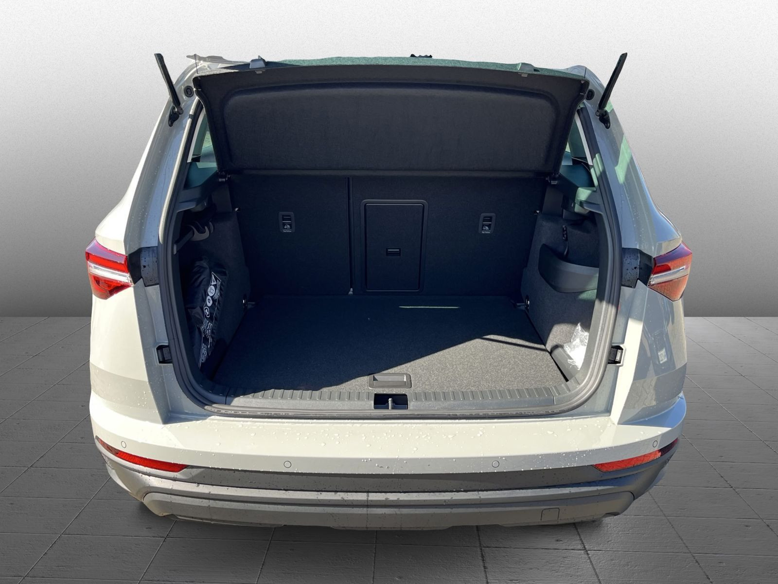 Skoda Karoq Tour 1,0 TSI 85 kW AHK LED KESSY Lane Assist