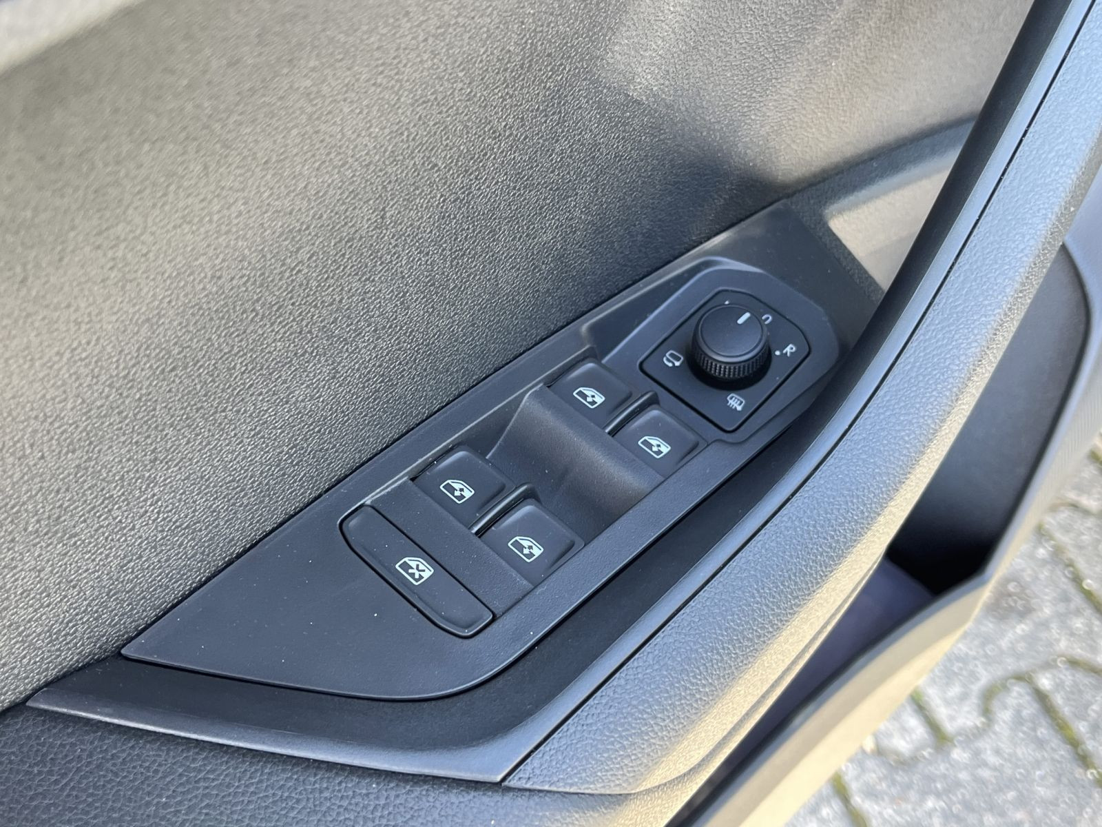 Skoda Karoq Tour 1,0 TSI 85 kW AHK LED KESSY Lane Assist