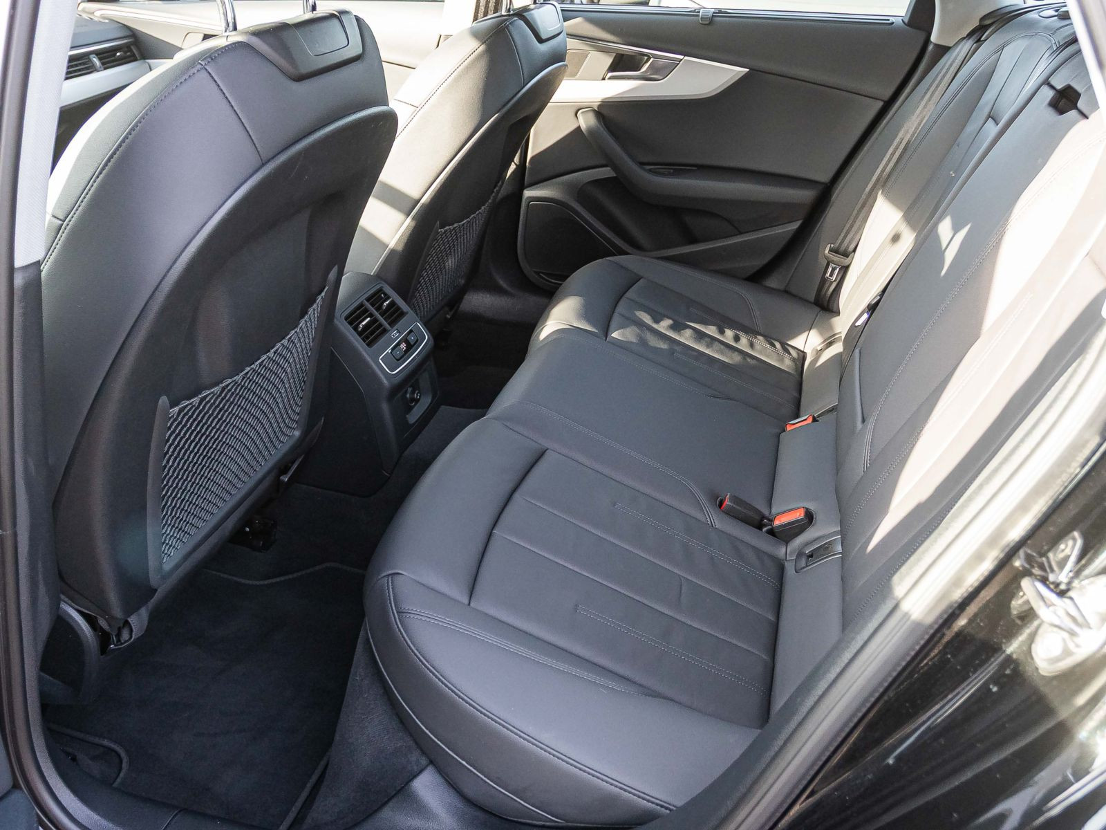 Audi A4 Avant Advanced 40TFSI qu Stronic Navi LED ACC