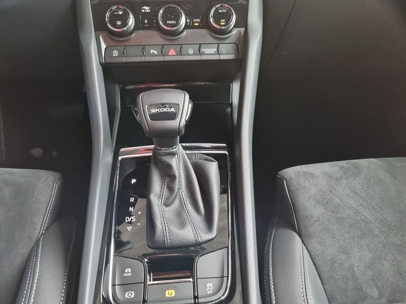 Skoda Karoq Tour 2.0 TDI DSG Virtual Navi Car Play AHK