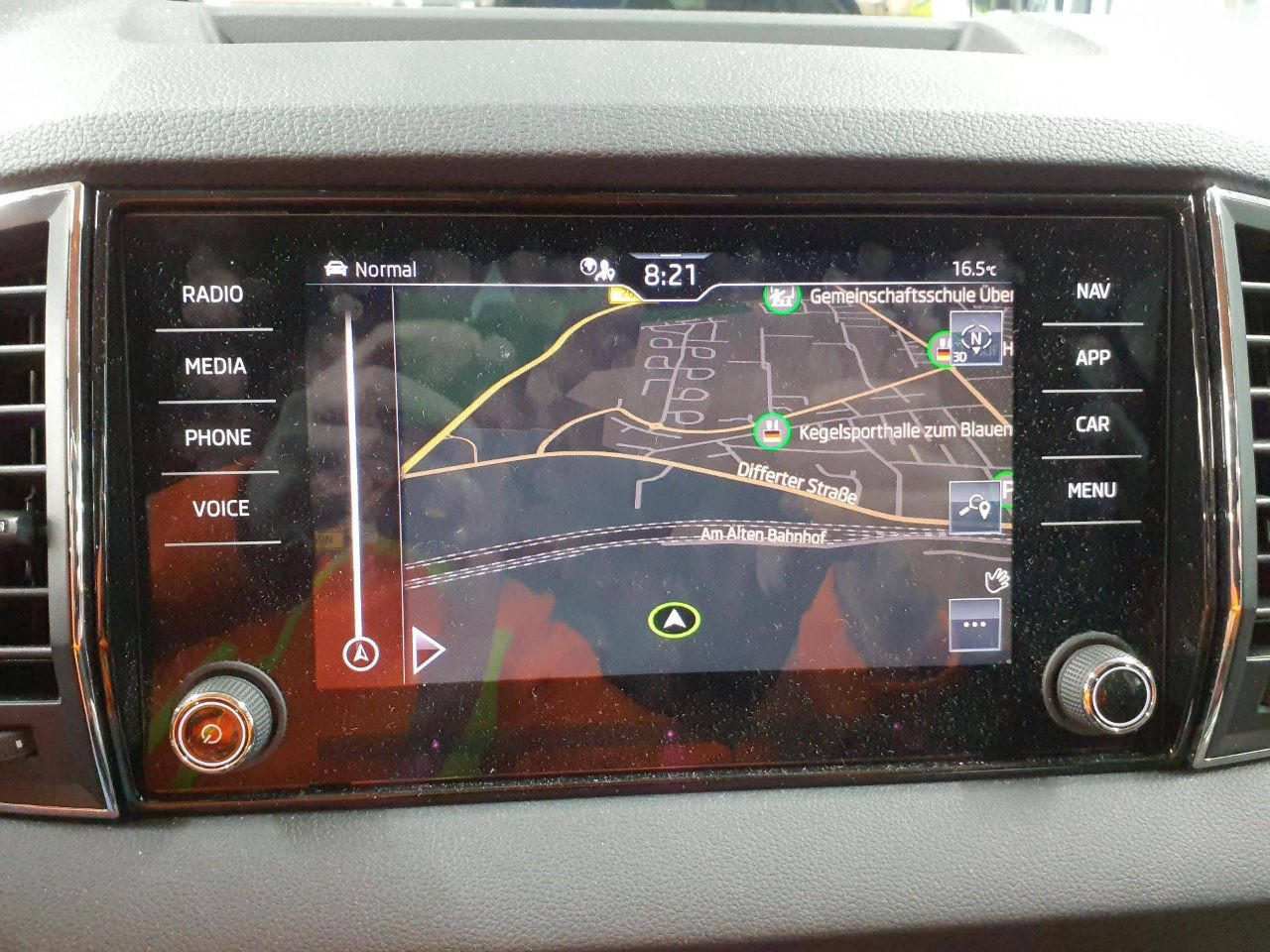 Skoda Karoq Tour 2.0 TDI DSG Virtual Navi Car Play AHK