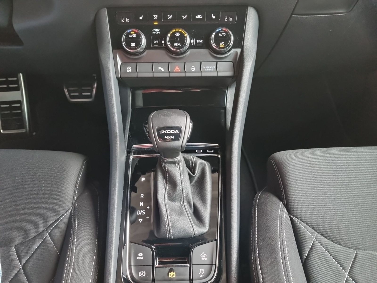 Skoda Karoq Sportline 2.0TSI DSG Navi LED Panorama ACC