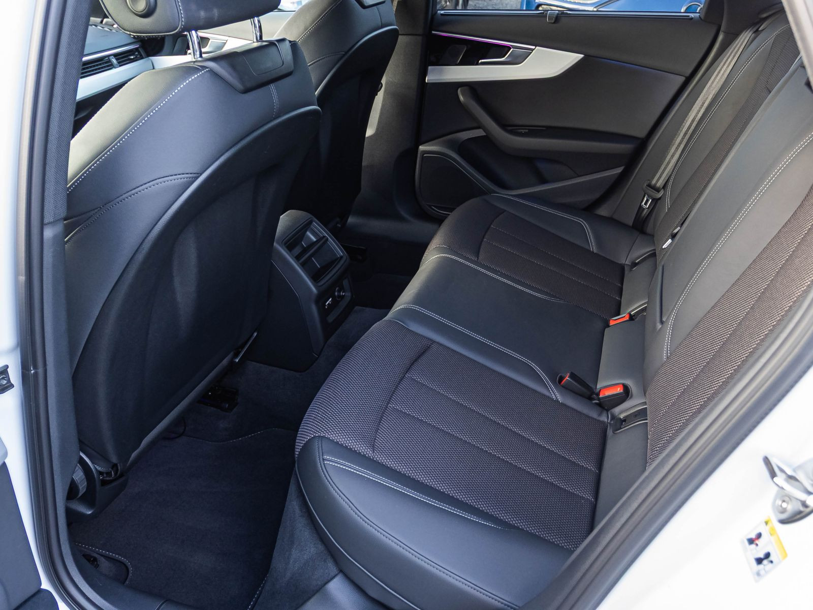 Audi A4 Avant S Line 35TFSI Stronic Navi LED ACC AHK