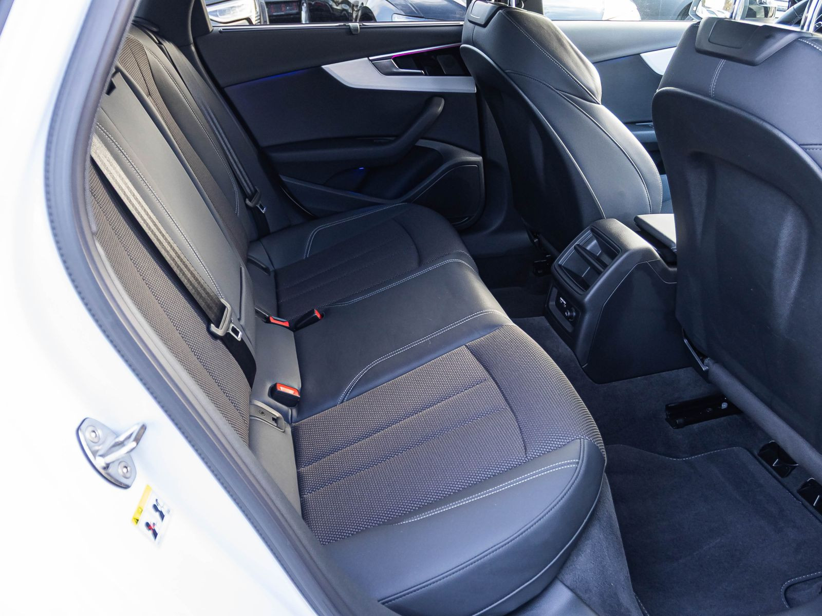 Audi A4 Avant S Line 35TFSI Stronic Navi LED ACC AHK