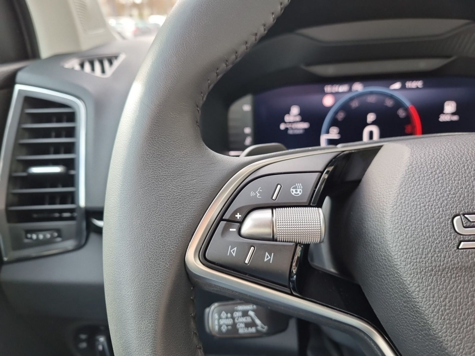 Skoda Karoq Tour 1,5 TSI DSG 360°Kamera Navi ACC AHK