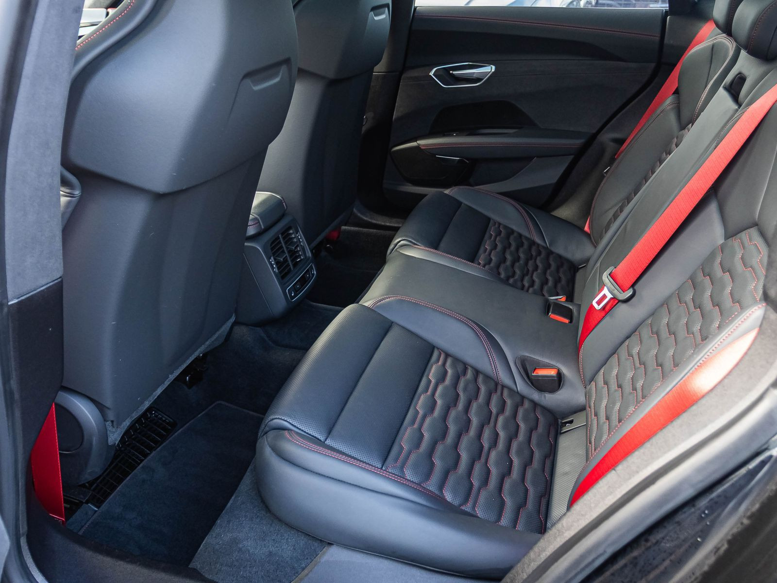 Audi RS e-tron GT HuD Standklima Luftfederung Panorama DCC