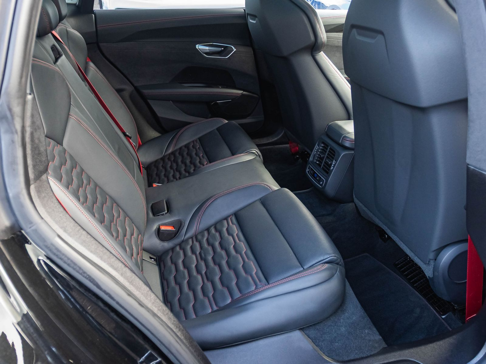 Audi RS e-tron GT HuD Standklima Luftfederung Panorama DCC