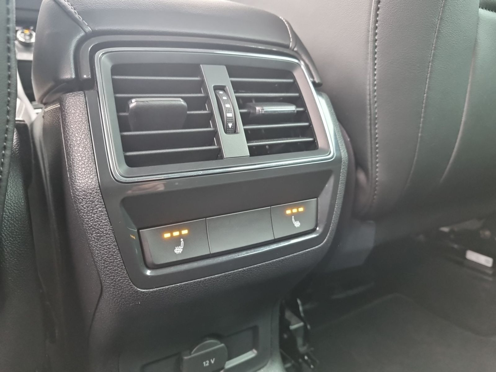 Skoda Karoq Tour 1.5 TSI DSG 360°Kamera Navi  LED AHK