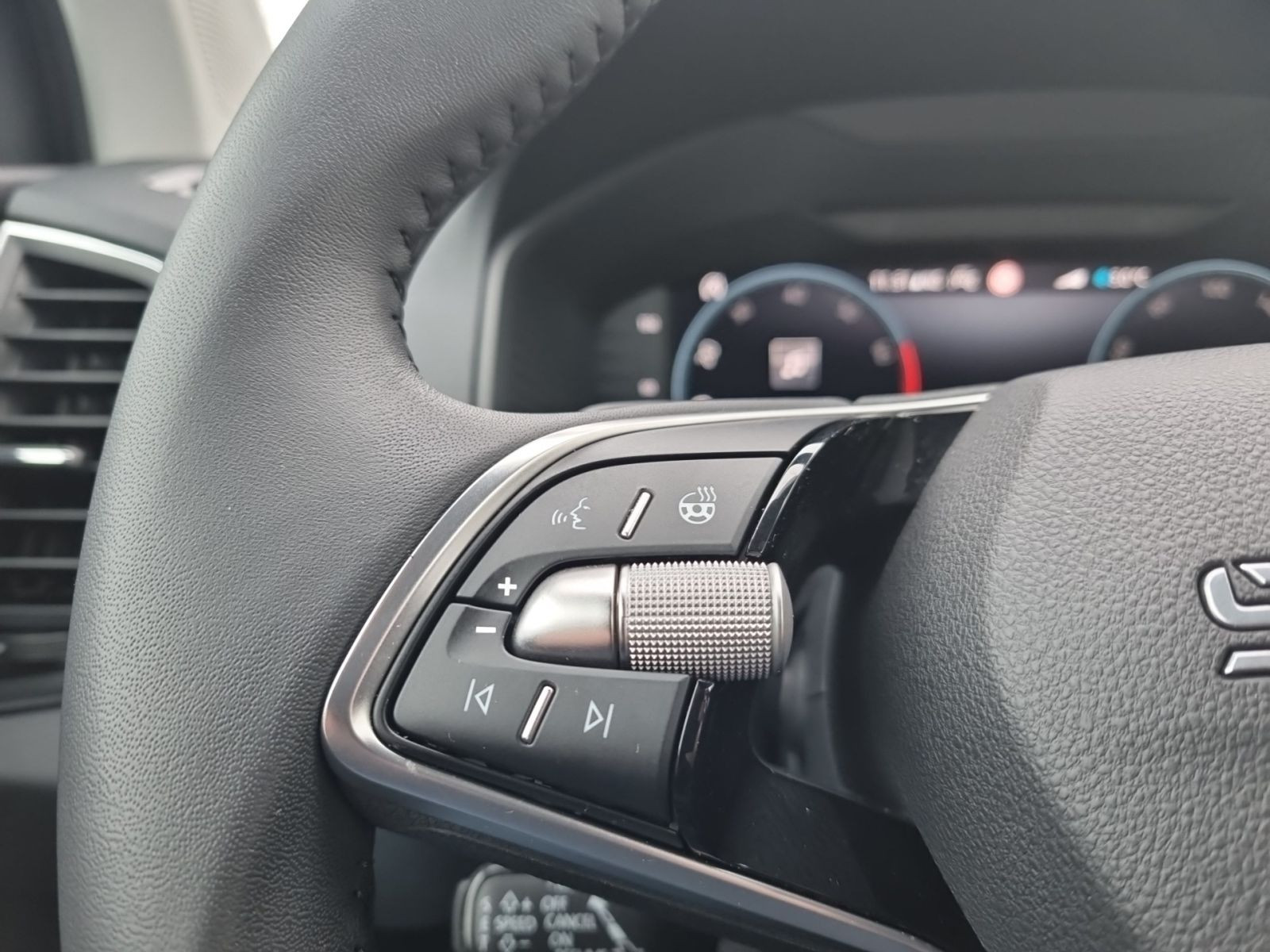 Skoda Karoq Tour 1.5 TSI DSG 360°Kamera Navi  LED AHK