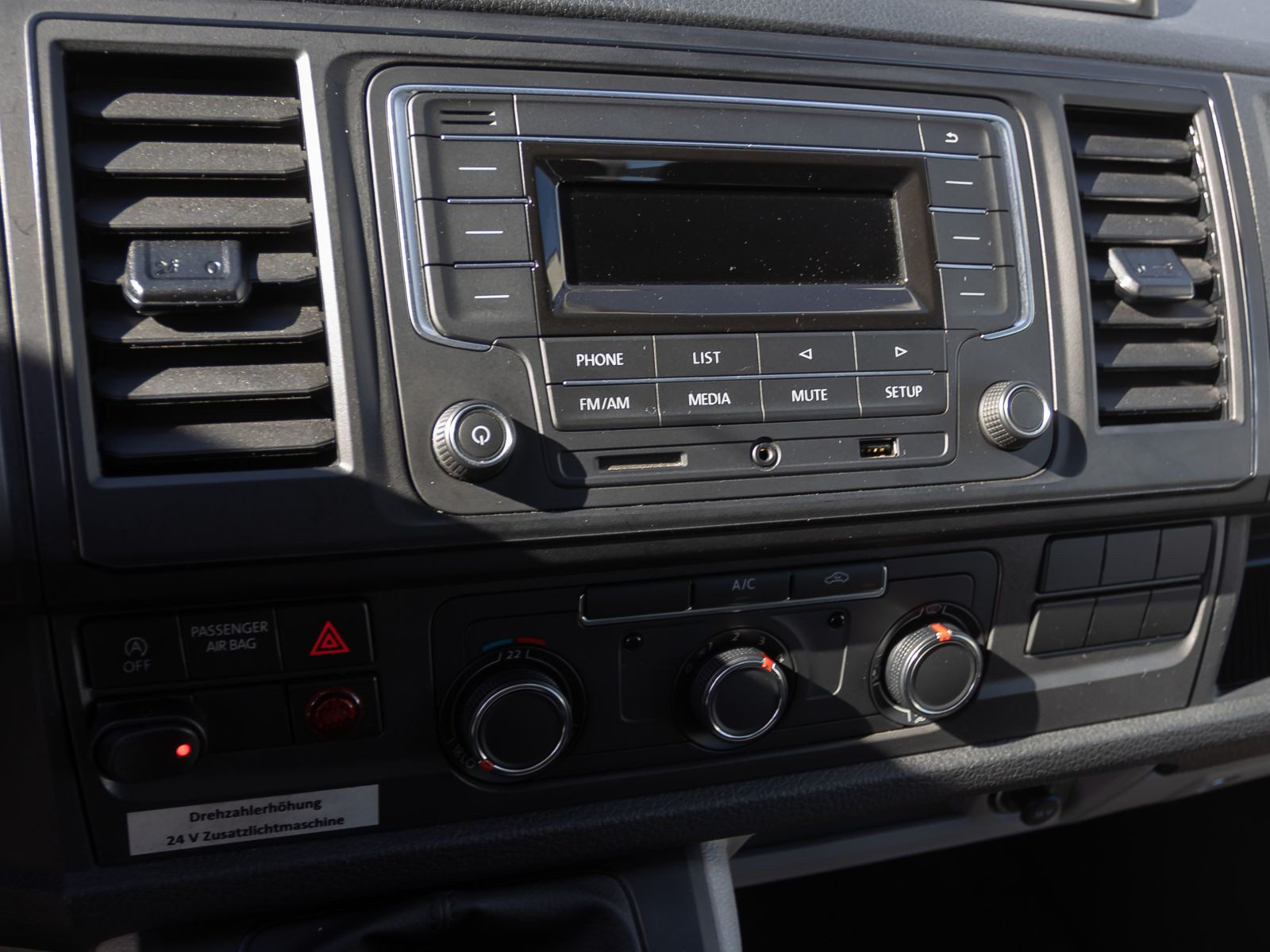 Volkswagen T6 Transporter 2.0 TSI Einzelkabine langer Radstand, mit Hebebühne
