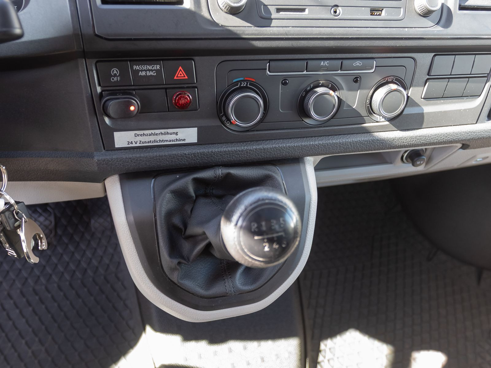 Volkswagen T6 Transporter 2.0 TSI Einzelkabine langer Radstand, mit Hebebühne