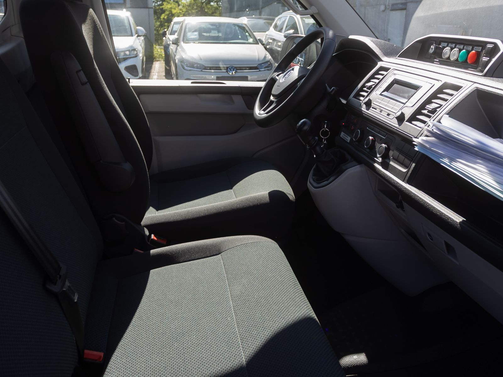 Volkswagen T6 Transporter 2.0 TSI Einzelkabine langer Radstand, mit Hebebühne