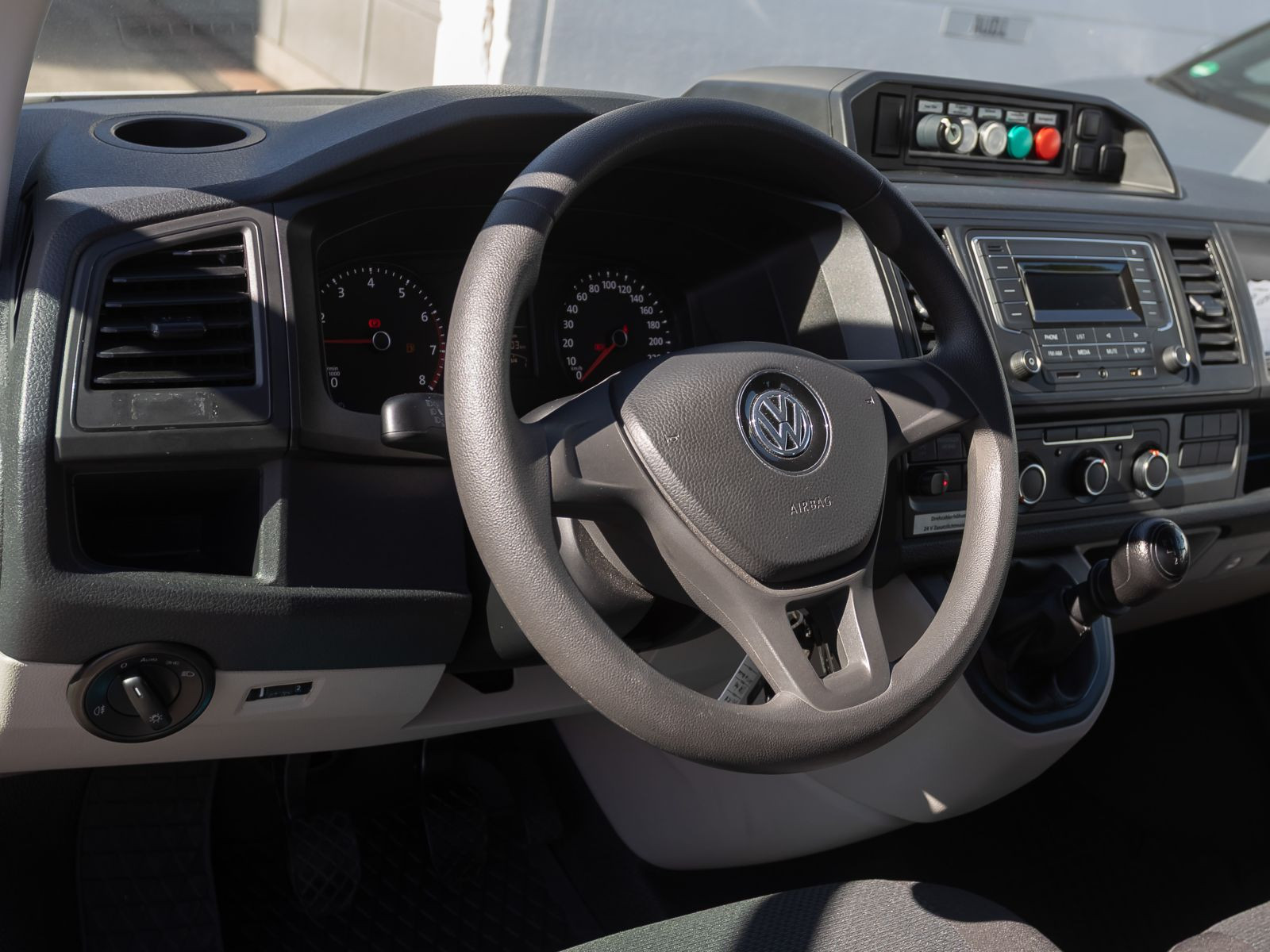 Volkswagen T6 Transporter 2.0 TSI Einzelkabine langer Radstand, mit Hebebühne